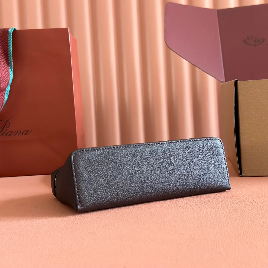 p1160💋💋💋【Original leather configuration counter complete set of packaging】 𝐋𝐨𝐫𝐨 𝐏𝐢𝐚𝐧@ Extra pocket L19 series handbag/crossbody bag, all steel, the most comfortable life is the undefined life, just like loro The material design of pian@ does not require complicated design styles. The simple and soft outline is elegant and durable, like an exquisite cosmetic case, which perfectly balances appearance and functionality. The leather is delicate and feels as soft as butter. The small bag has a large capacity. It is not only portable with a thin shoulder strap, but can also be worn cross-body. Sisters who have a special liking for minimalist style can buy it. It is simple and versatile. The simpler, the more different. Stars and Instagram celebrities are all planting it. There are two sizes of 19 cm and 27 cm. One is exquisite and casual, and the other is elegant and grand. Size: Small: length 19×width 7×height 12cm (
